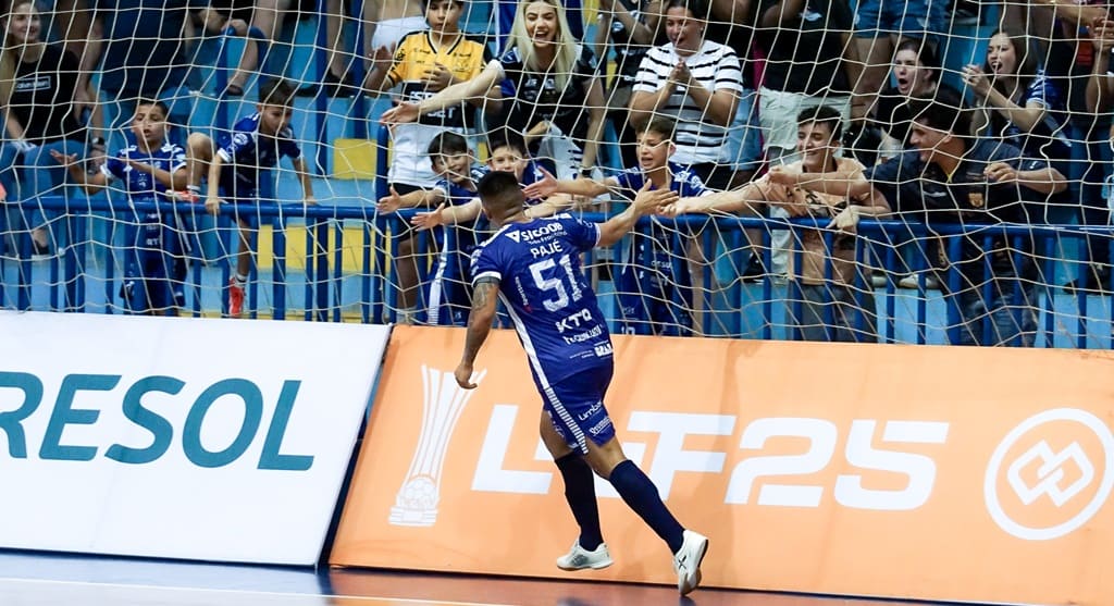 Votação on-line elegeu Pajé como o melhor jogador da partida.