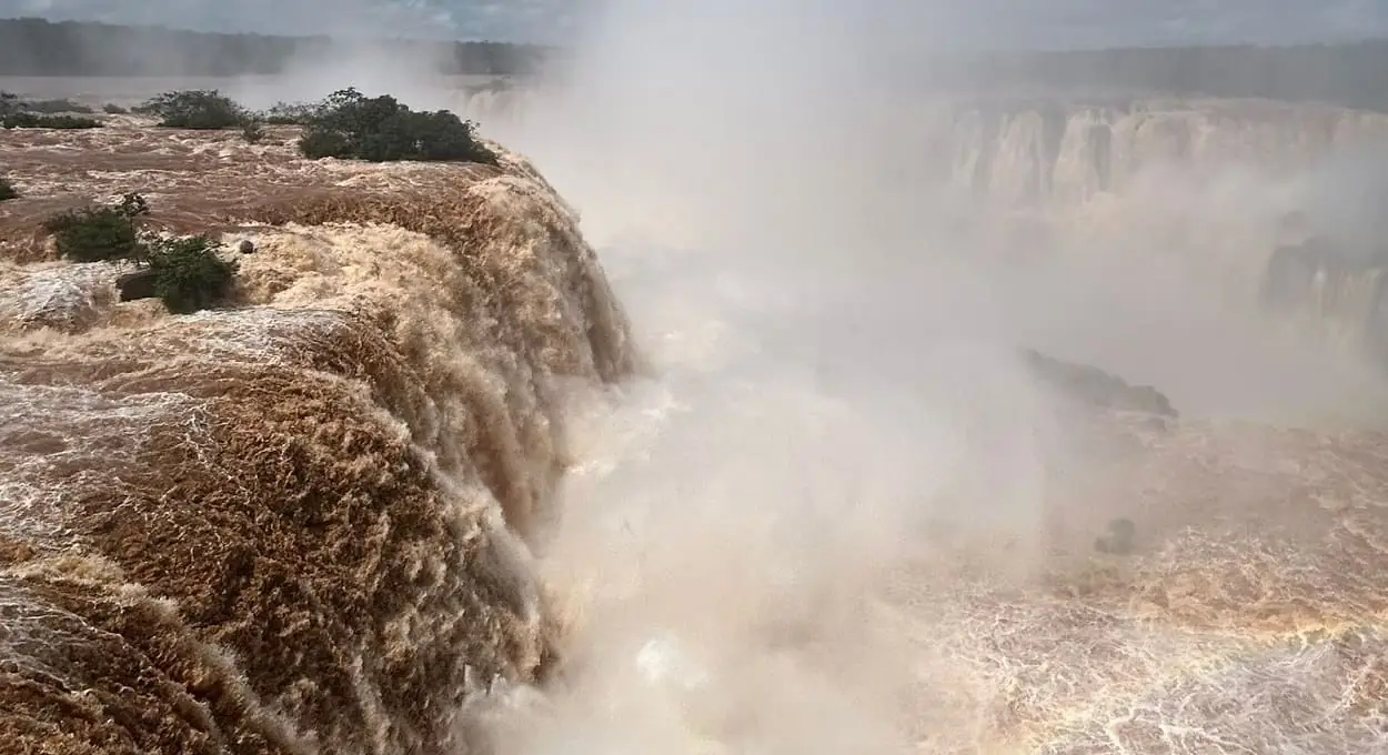 Chuvas aumentam vazão das Cataratas do Iguaçu nesta segunda (13)