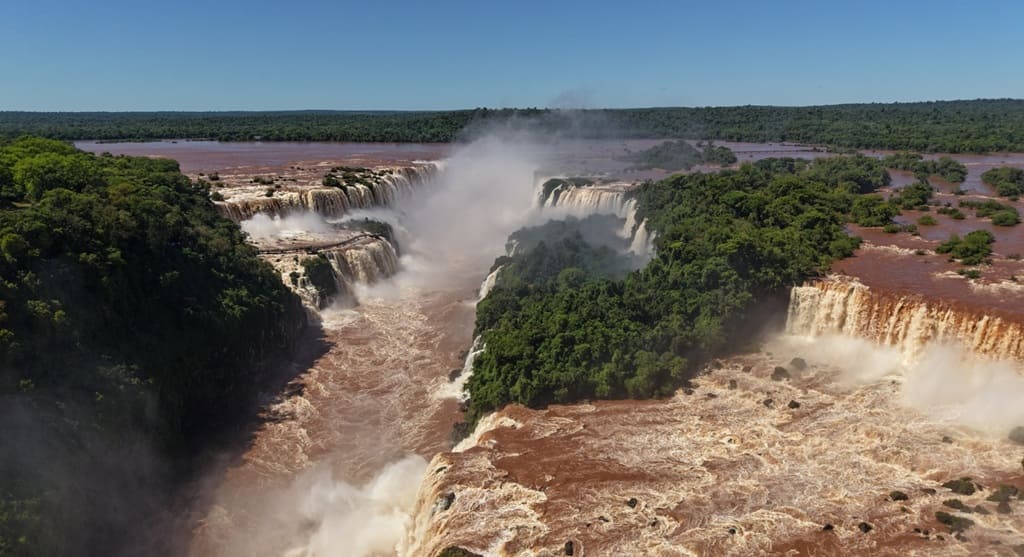 À direita, o lado argentino. À esquerda, os saltos do lado brasileiro. Ao fundo, a Garganta do Diabo.