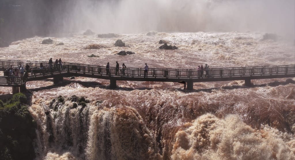 Turistas na passarela brasileira da Garganta do Diabo.