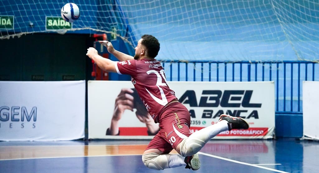 Com grandes defesas, Vitão garantiu o placar a favor do Foz Futsal.