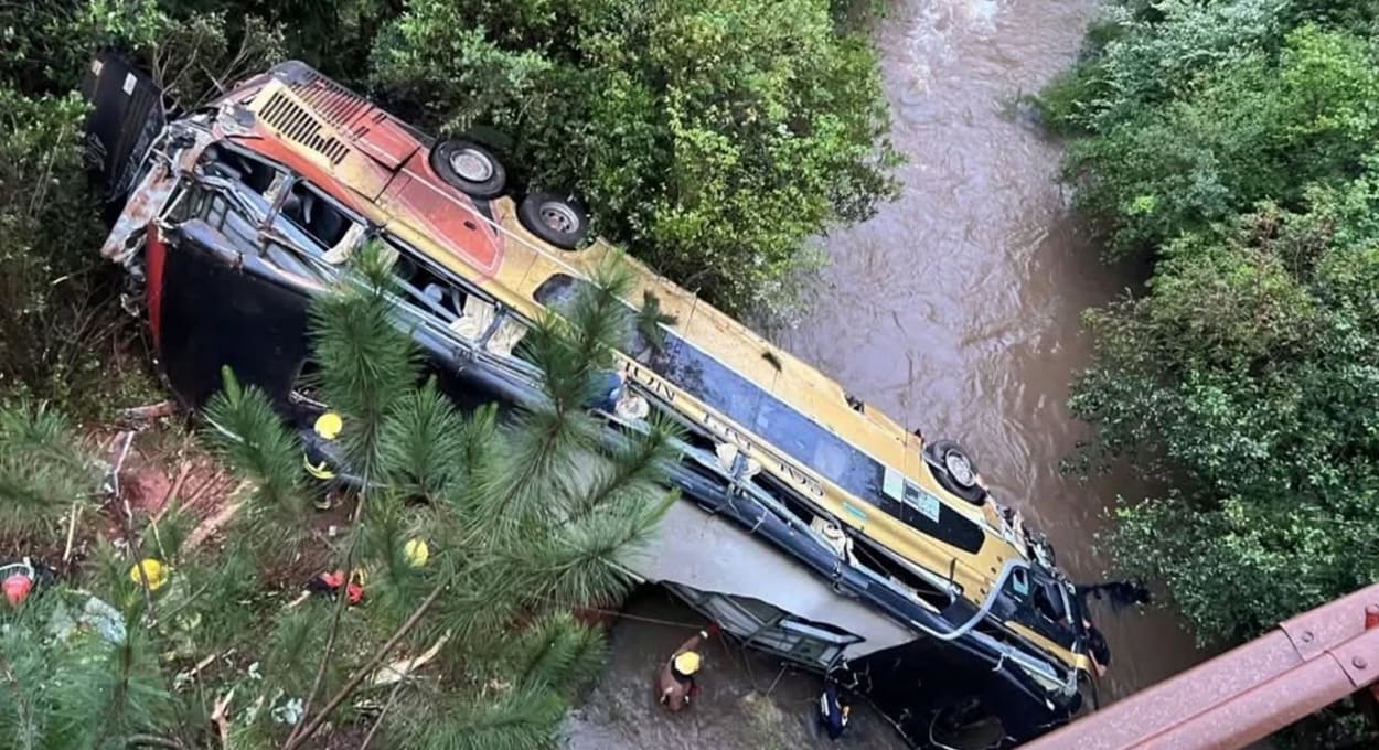 Acidente com ônibus que vinha para a fronteira deixa 9 mortos na Argentina