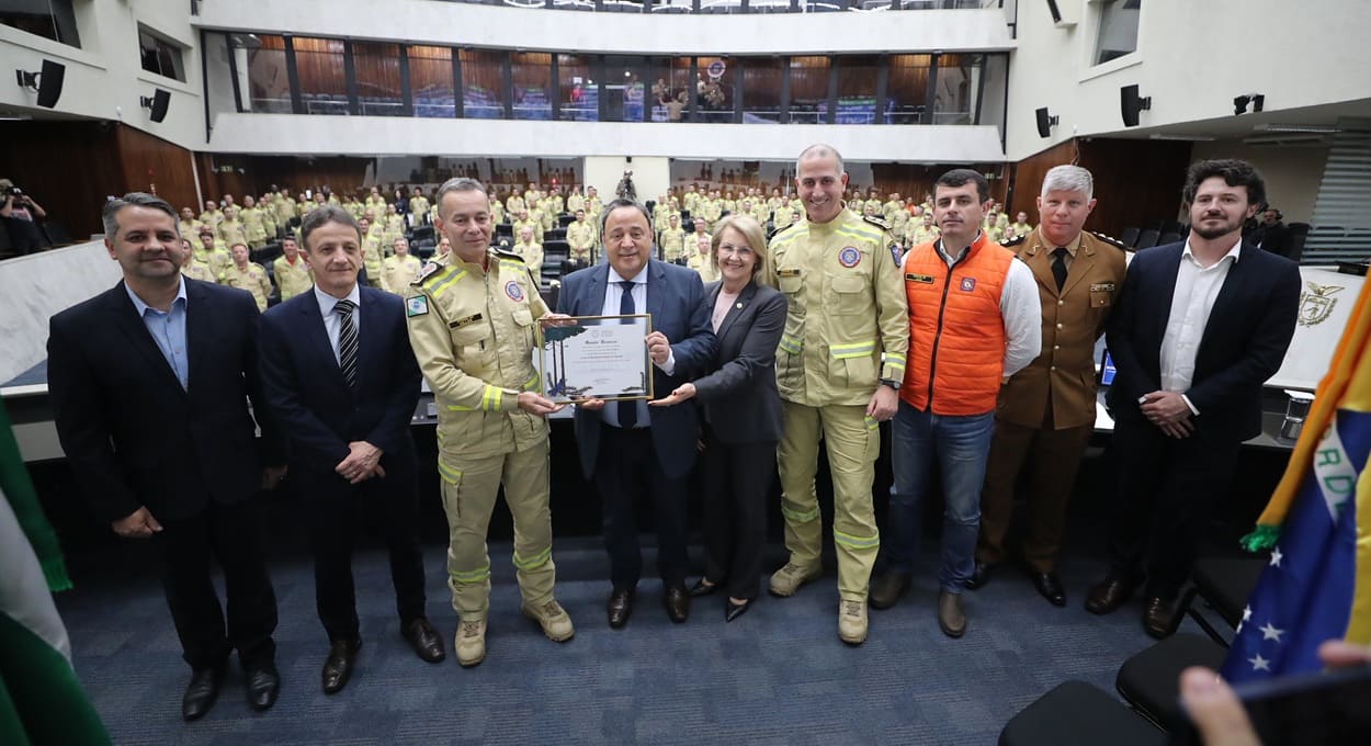 Assembleia Legislativa presta homenagem aos bombeiros do Paraná