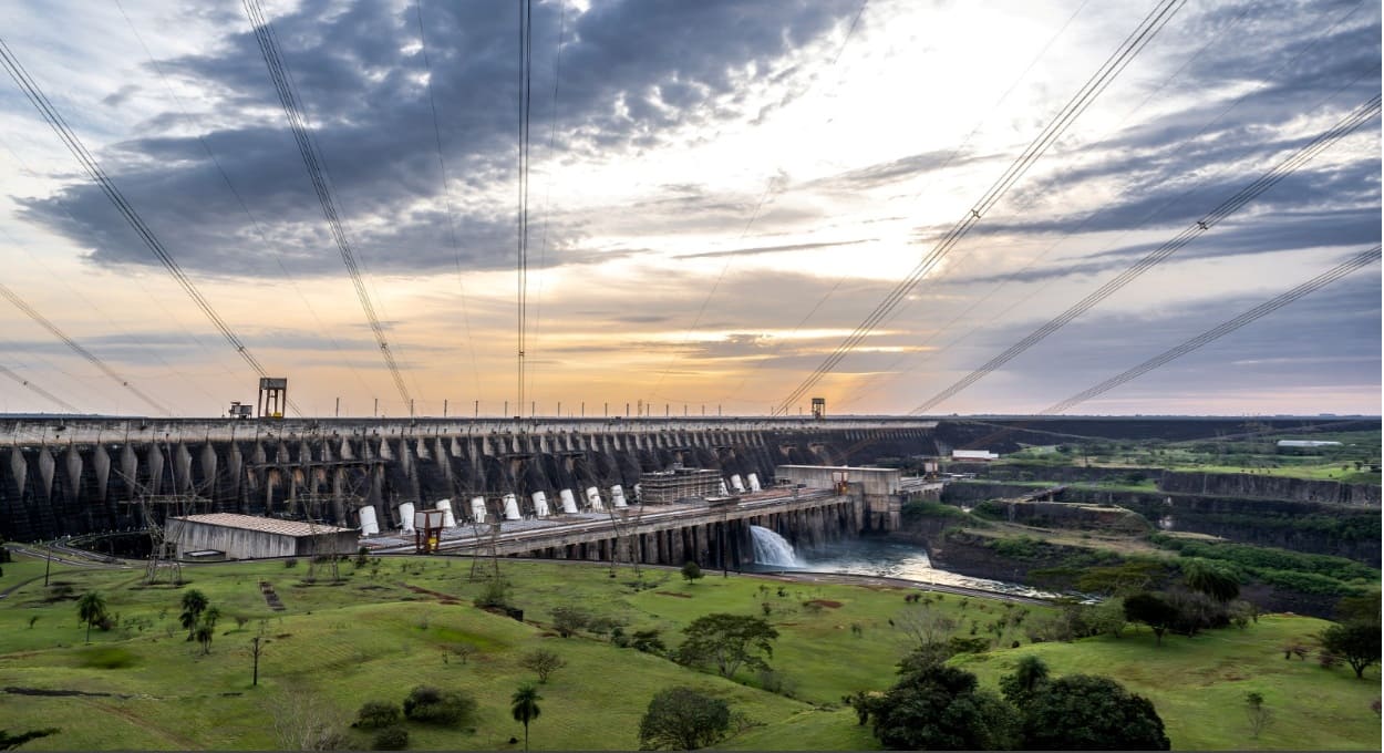 Usina de Itaipu impulsiona queda na conta de luz do consumidor brasileiro