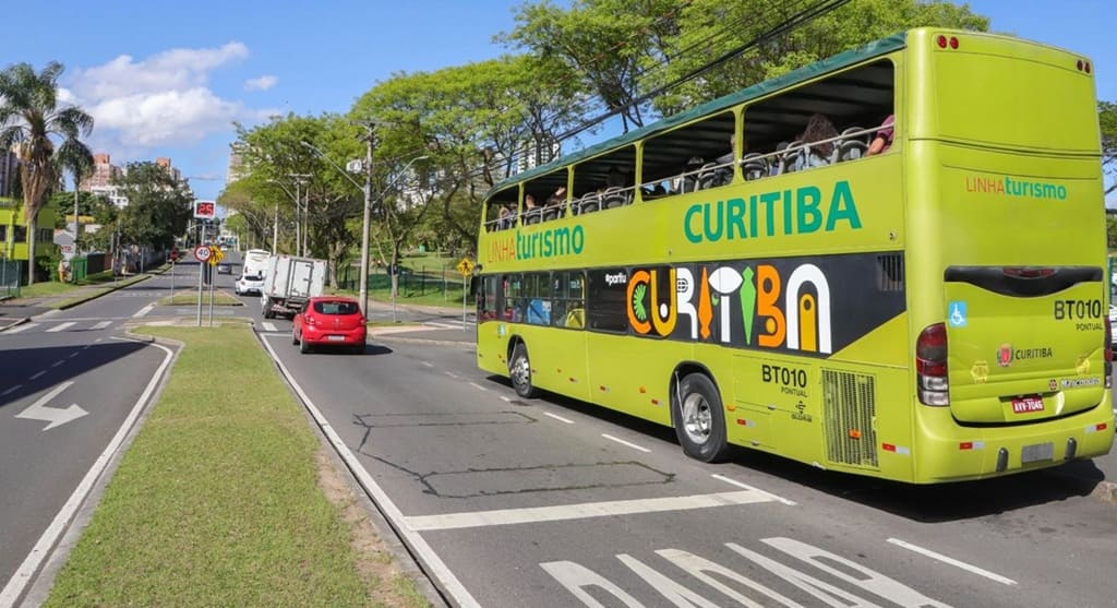 Nova marca já estampada no ônibus da Linha Turismo em Curitiba.