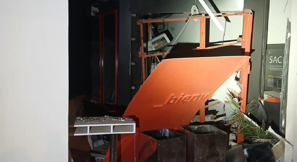 Danos provocados à agência do Itaú em Katueté, no Paraguai.