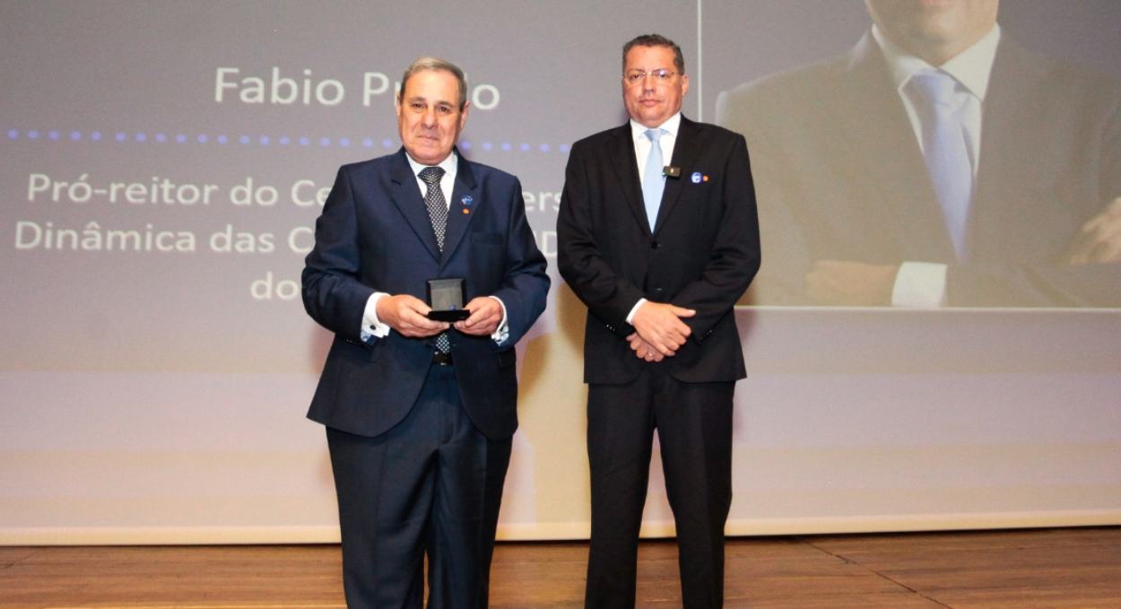 Fábio Prado, pró-reitor do Grupo UDC, é homenageado em evento da ABNT