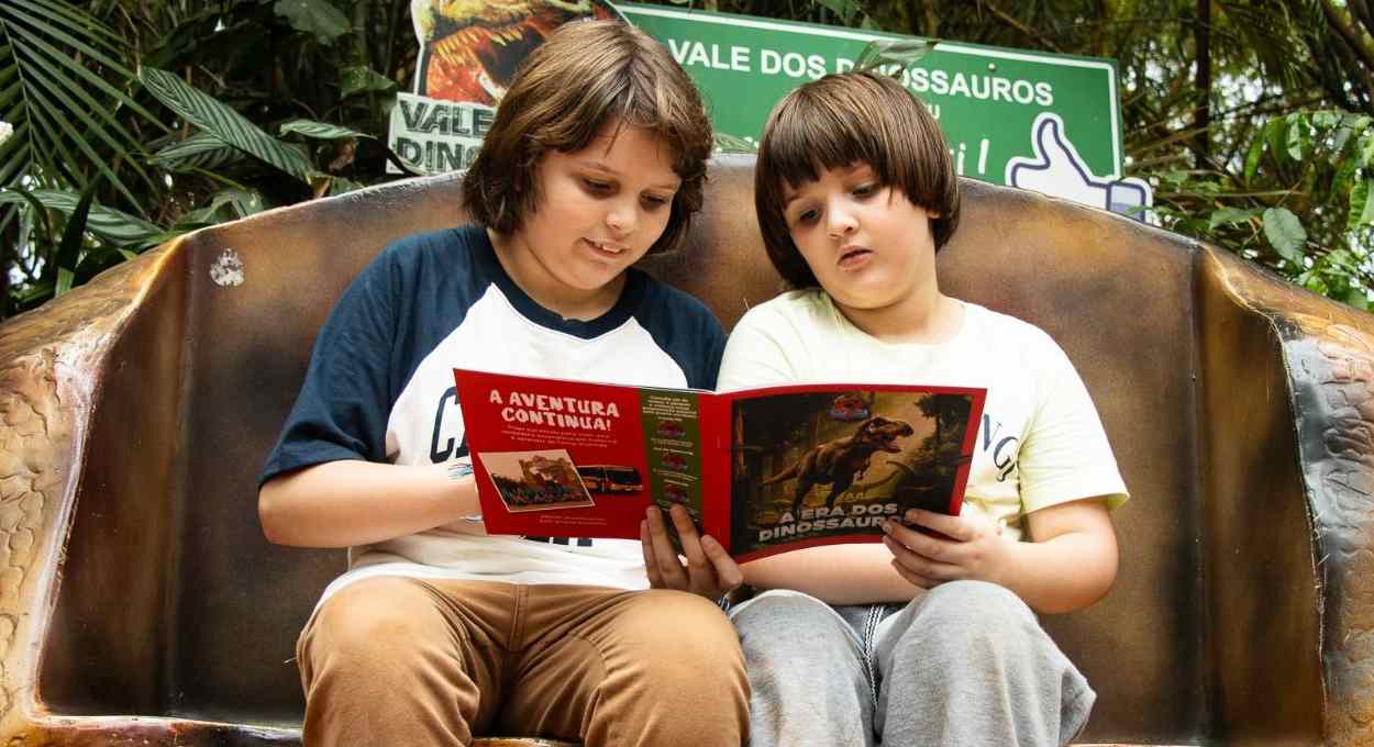 Complexo Dreams vai presentear as crianças com livro sobre dinossauros