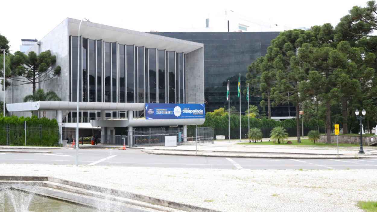 Assembleia debate riscos do metanol e homenageia categorias e entidades