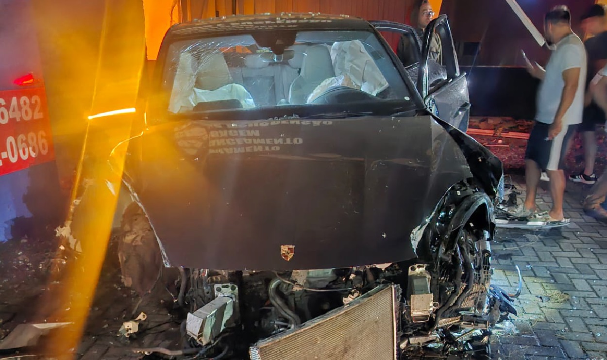 Porsche bate contra poste e invade loja de autopeças em Foz