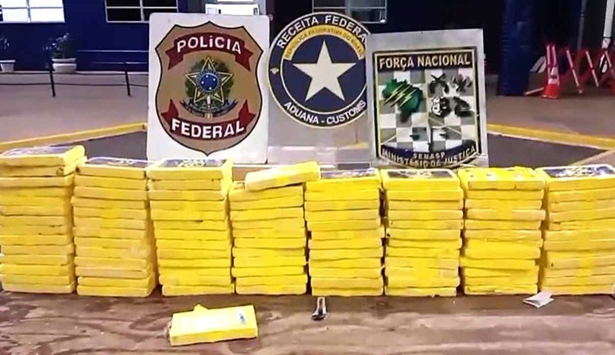 BMW é interceptada com 100 quilos de cocaína na Ponte da Amizade; assista