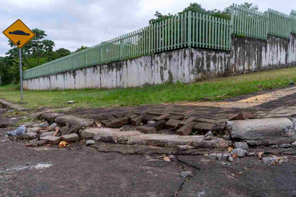 Calçada em frente ao posto de saúde do Morumbi desafia pedestres e pacientes