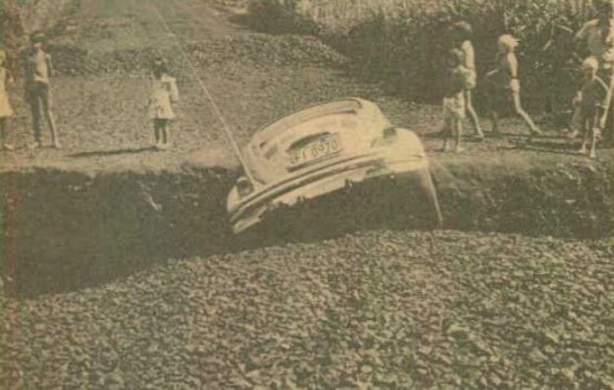 Fusca cai em buraco gigante aberto em rua de Foz do Iguaçu