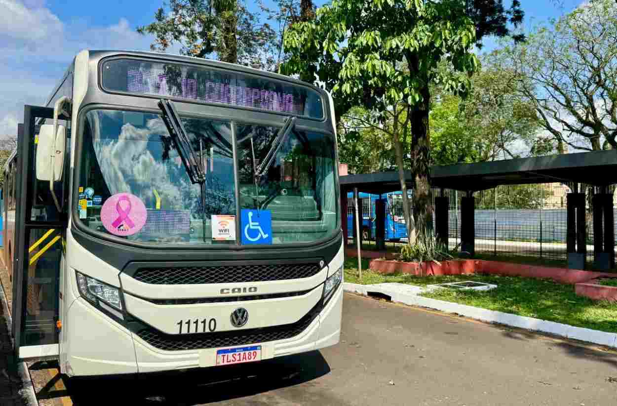 Ônibus do transporte coletivo reforçam mensagem do Outubro Rosa