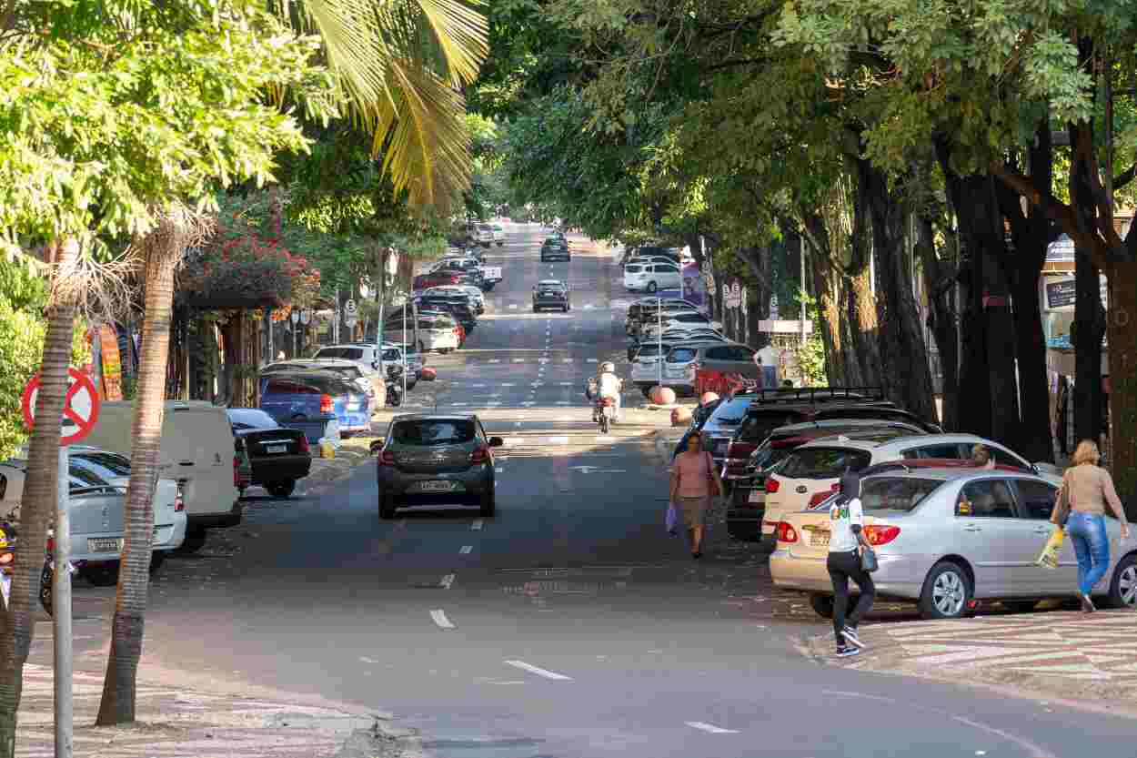 Fiscalização na Avenida Brasil mira ocupação irregular de calçadas