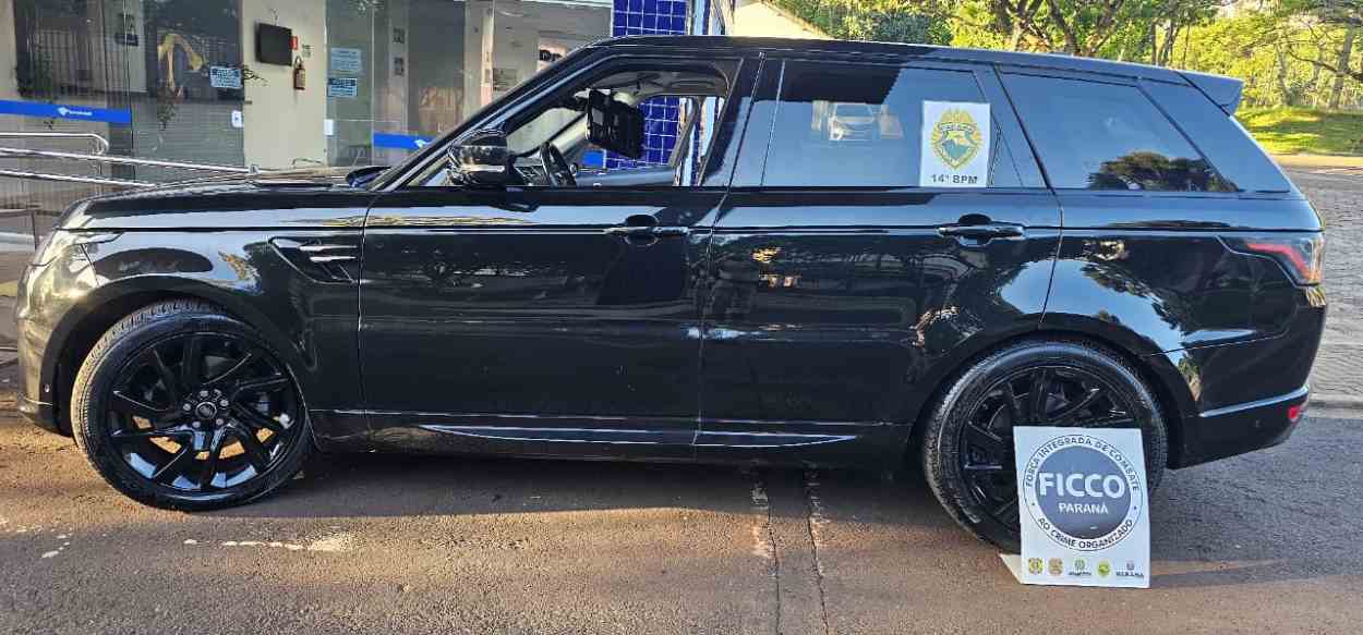 Operação descobre celulares de última geração em carro de luxo