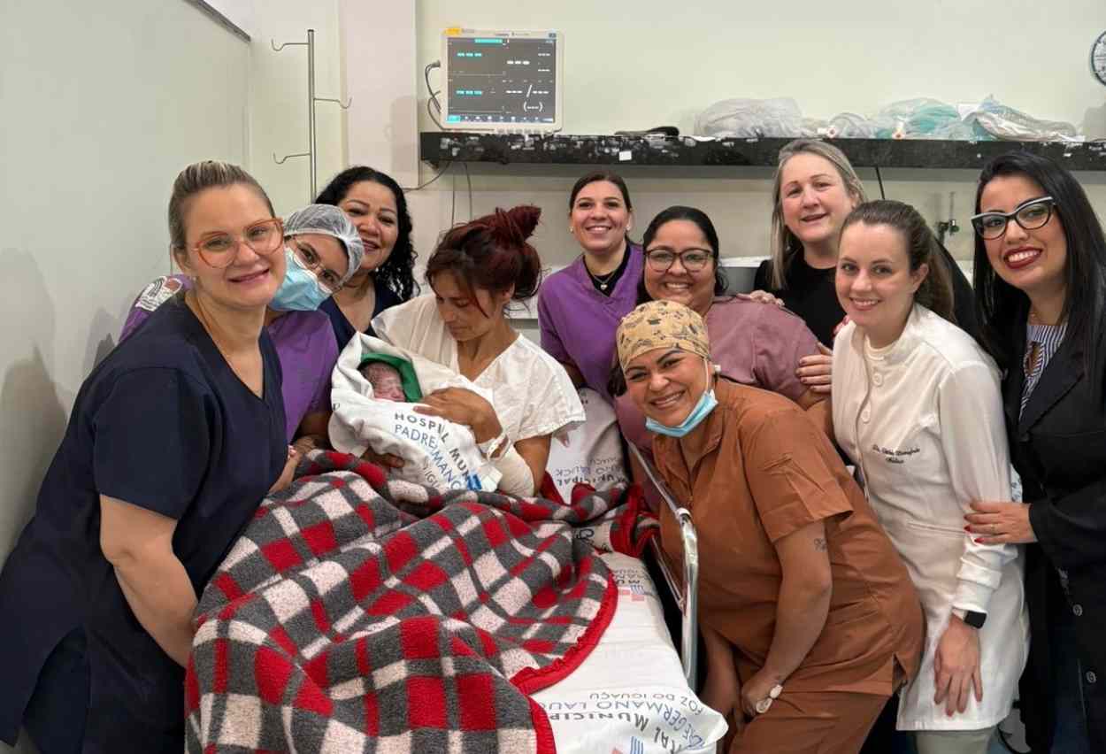 Parto de emergência emociona mãe e profissionais da saúde do Municipal
