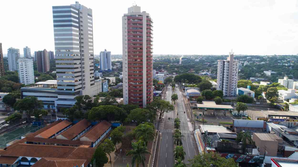 Pista da Jorge Schimmelpfeng é bloqueada por obra com grua até o início da noite