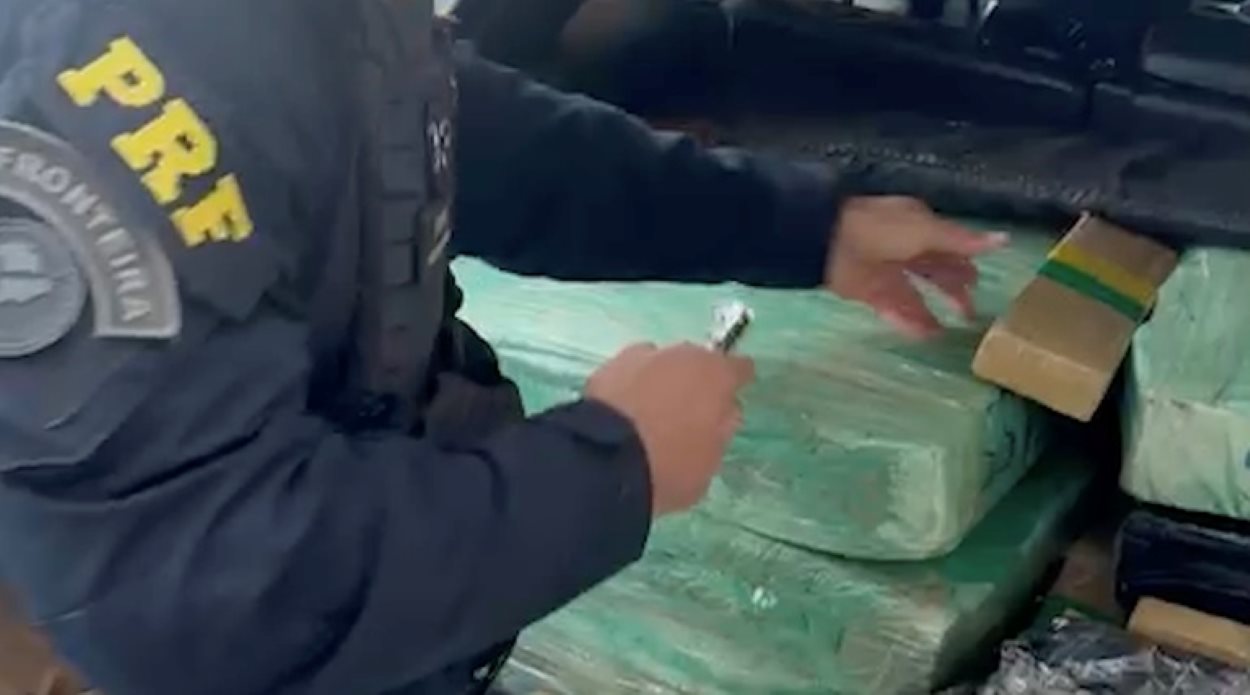 Polícia intercepta fuzil e droga na BR-277 em veículo que saiu de Foz