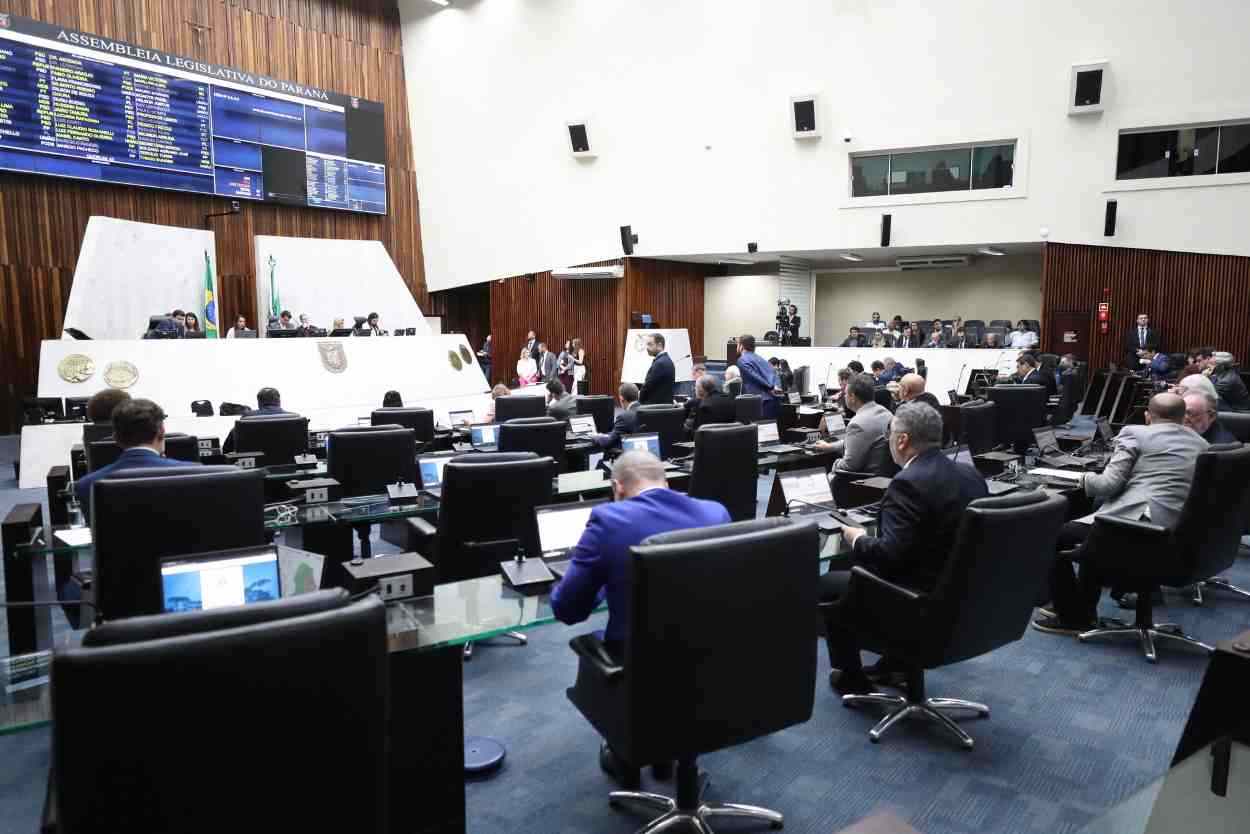 Projeto isenta servidores estaduais aposentados de pagar previdência até o teto