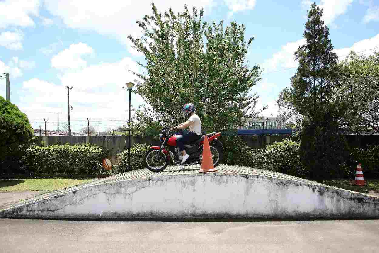 Rampa deixa de ser obrigatória em exame de moto no Paraná