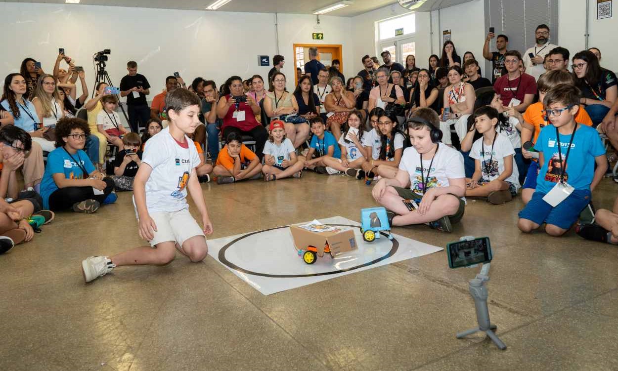 Crianças criam robôs que tocam música e jogam pingue-pongue no Festival Iguassu Inova