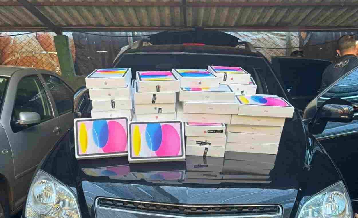 Polícia e RF apreendem tablets de R$ 200 mil e armas na Vila Portes, em Foz do Iguaçu