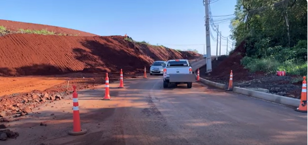 Buracos e carros na contramão: trânsito difícil na Região Leste