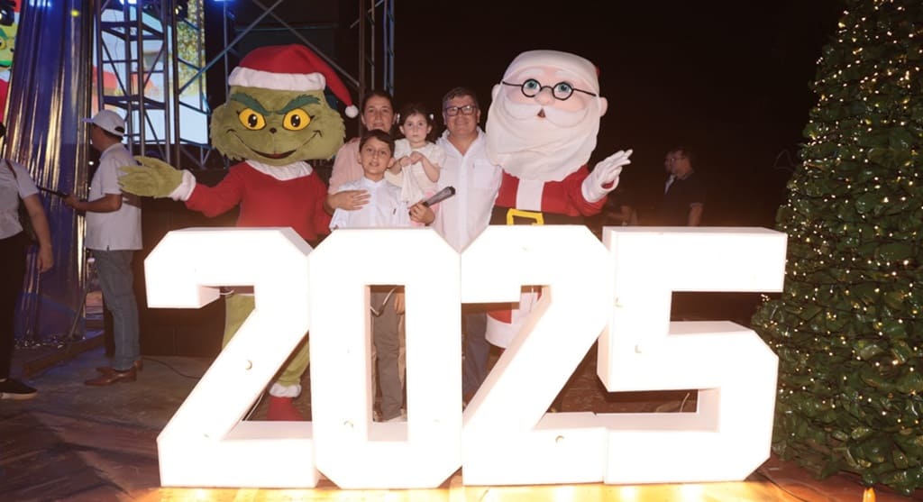 Grinch, família do prefeito Dani Mujica e Papai Noel.