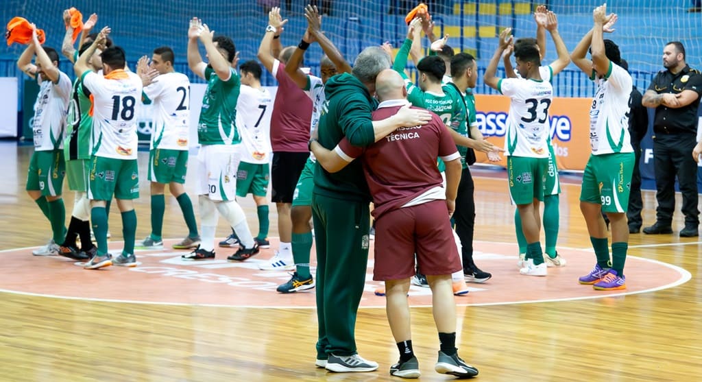Jogadores e comissão técnica do Foz Futsal comemoram o triunfo. 