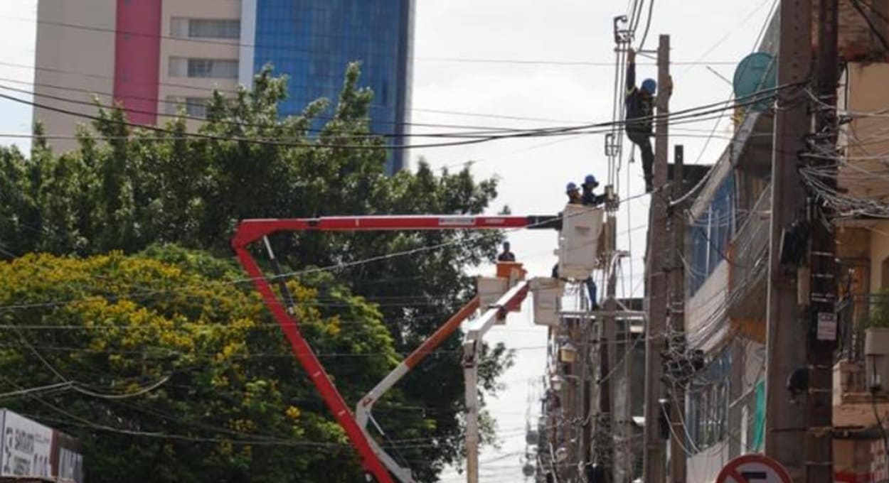 Companhia remove emaranhado de fios dos postes no Paraguai