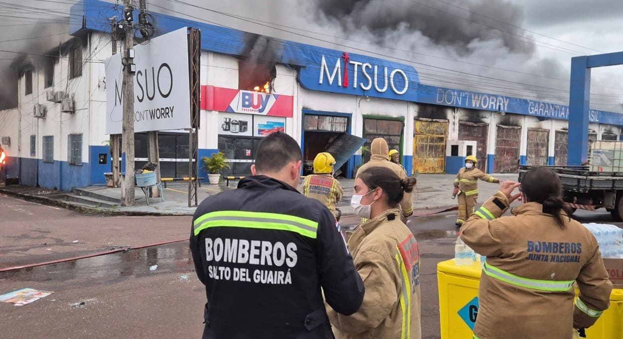 Incêndio de grande porte atinge loja de eletrodomésticos no Paraguai