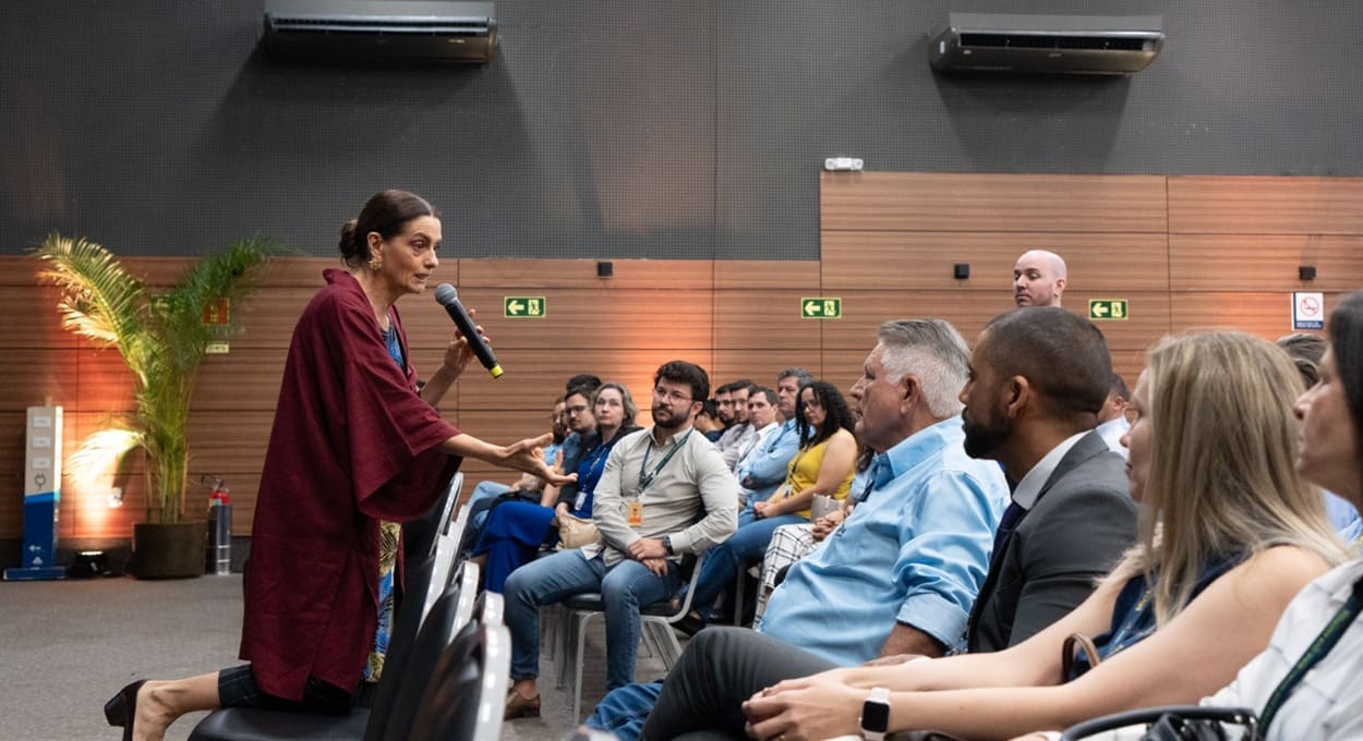 Atriz Denise Fraga participa de evento na usina de Itaipu em Foz do Iguaçu