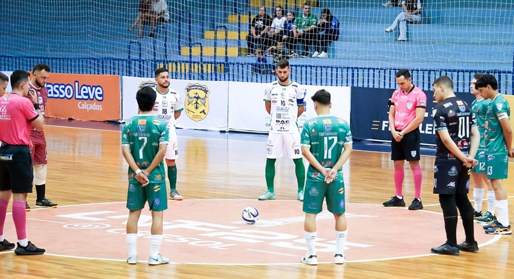 Um minuto de silêncio antes da partida.