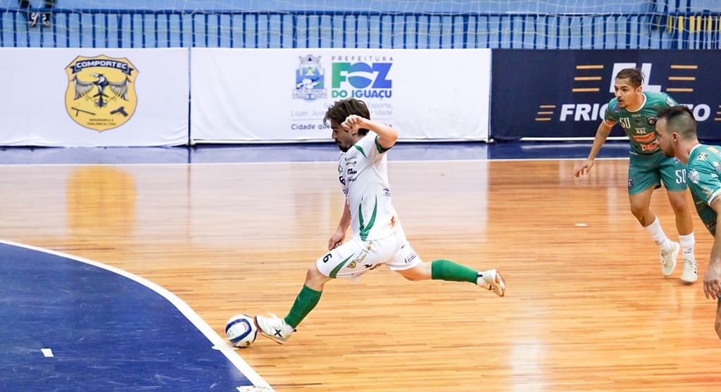 Gouveia, de pênalti, marcou o gol solitário do Foz Futsal.