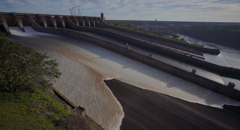 Momento da abertura do vertedouro.