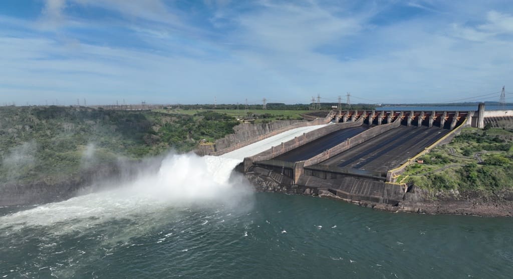 Vertedouro aberto gera espetáculo adicional para os turistas que visitam Itaipu.