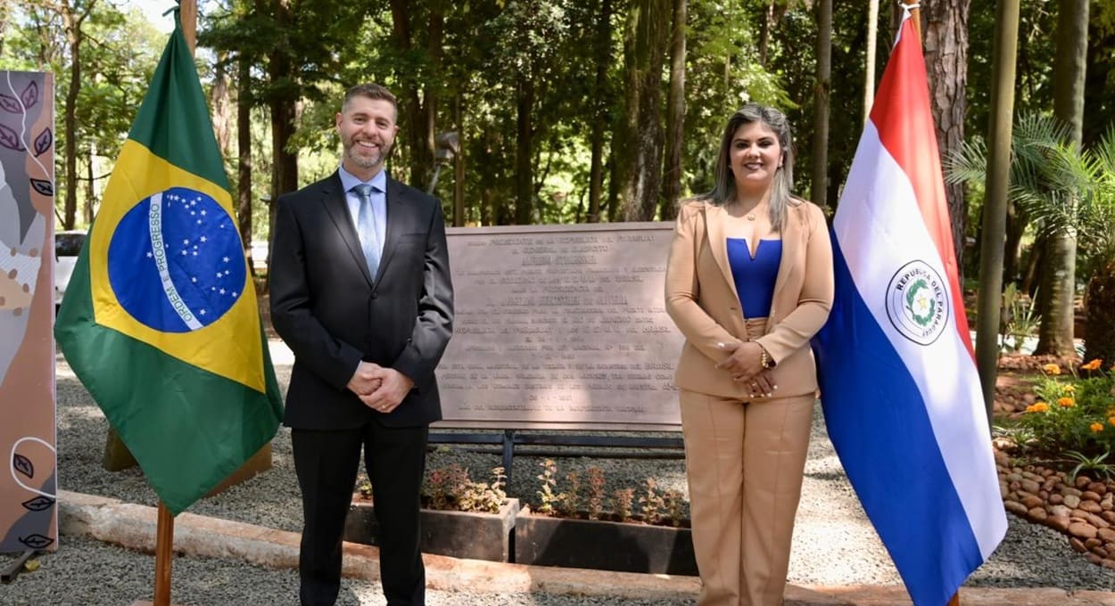 Paraguai restaura placa da época da construção da Ponte da Amizade