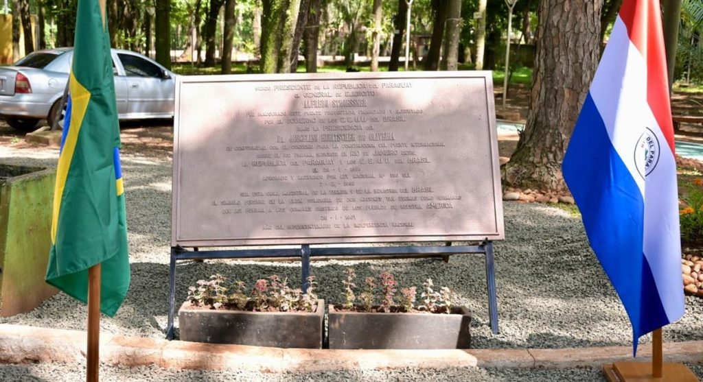 Placa que faz menção ao término das obras da Ponte da Amizade, em 1961.