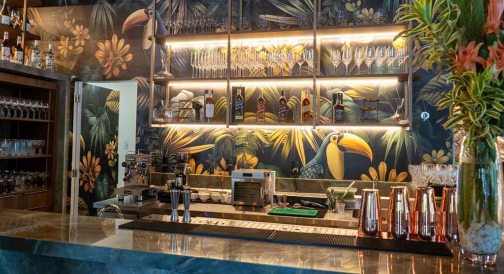 Ambientação do Óga Restaurante remete a elementos da região.