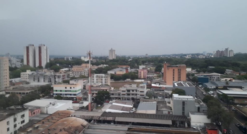 Tempo chuvoso na área central de Foz do Iguaçu.