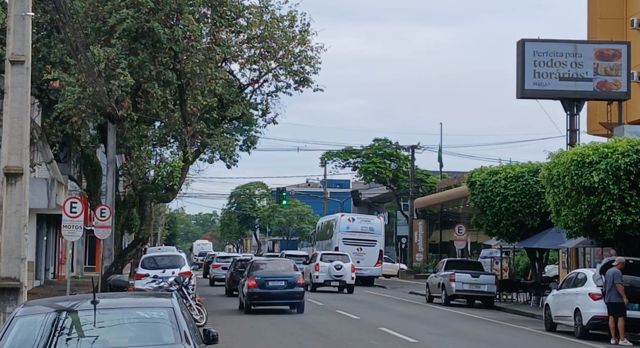 Bloqueio na JK aumenta trânsito na Almirante Barroso em Foz do Iguaçu