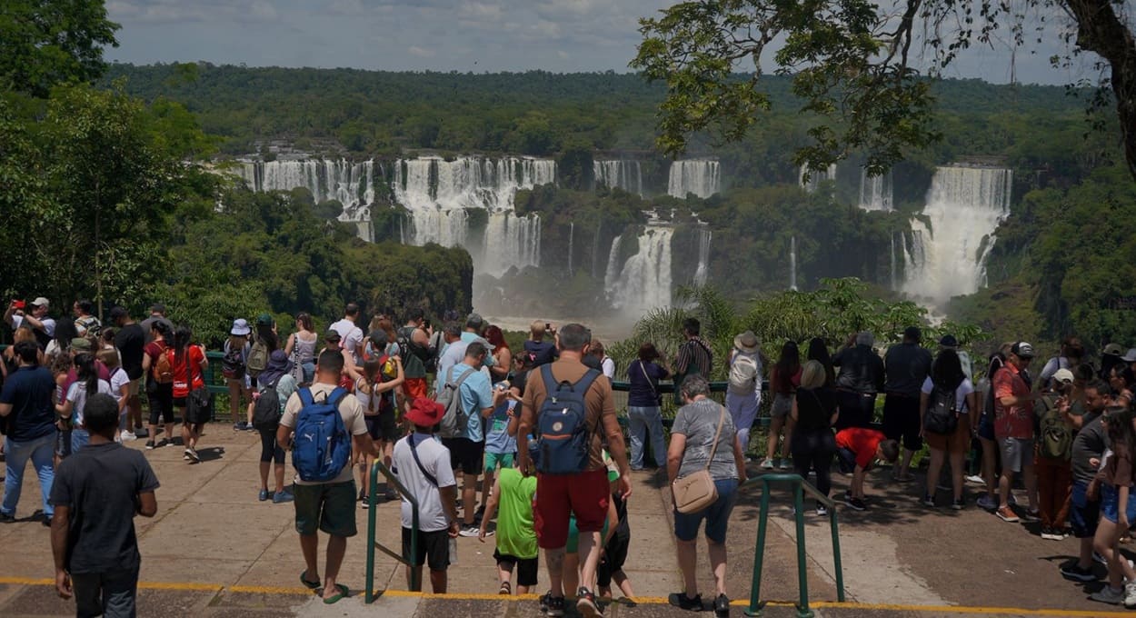 Feriadão e Black Friday levam multidão às Cataratas do Iguaçu