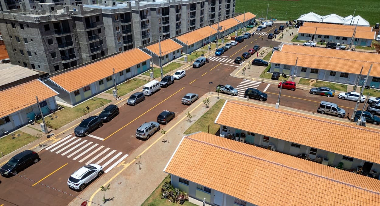 Famílias da Vila Brás recebem chaves da casa nova em Foz do Iguaçu