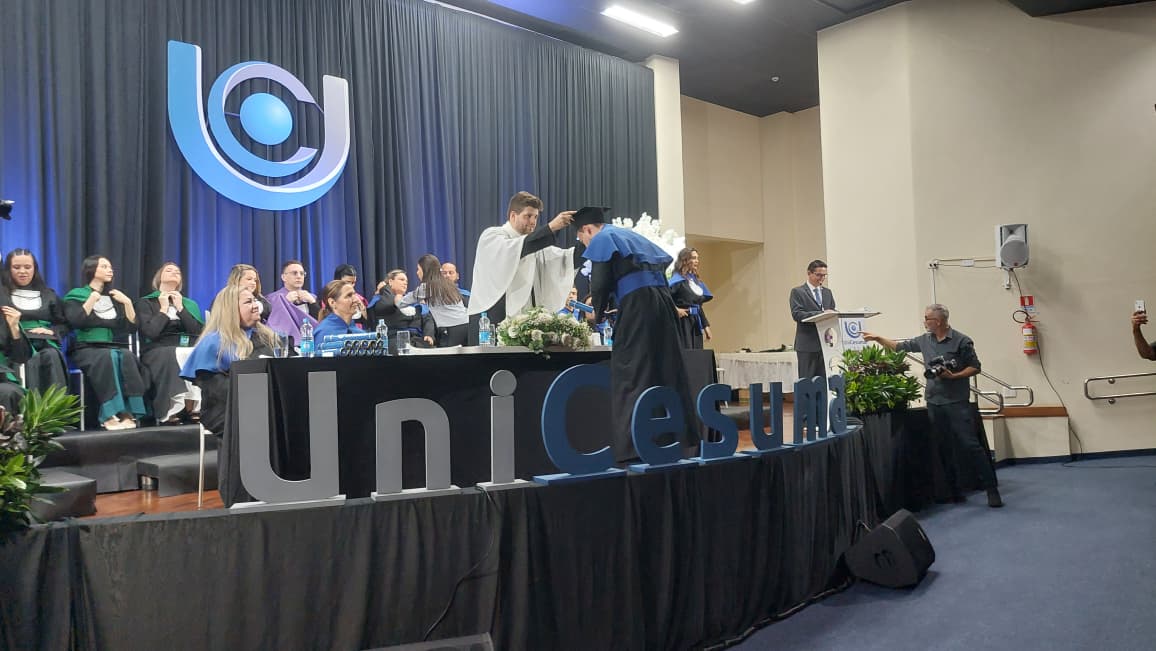 Formandos encerram a jornada acadêmica em colação de grau da UniCesumar