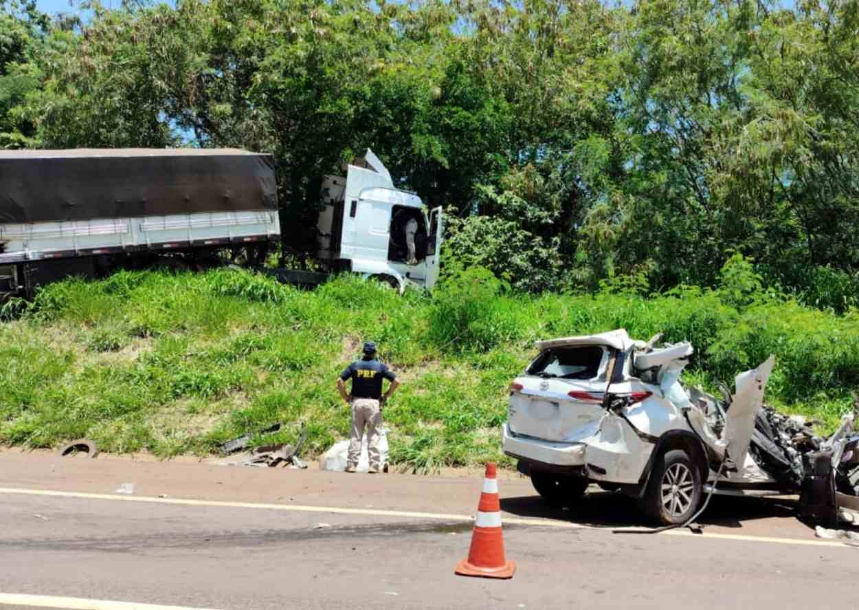 Choque entre caminhão e carros na BR-277 deixa uma pessoa morta e outras feridas