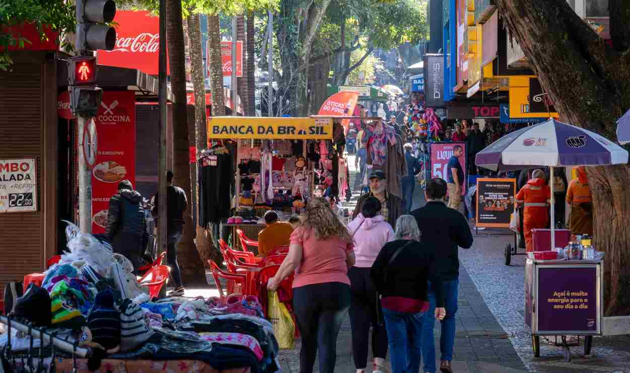 Comércio da Avenida Brasil lança feirão com até 70% de descontos