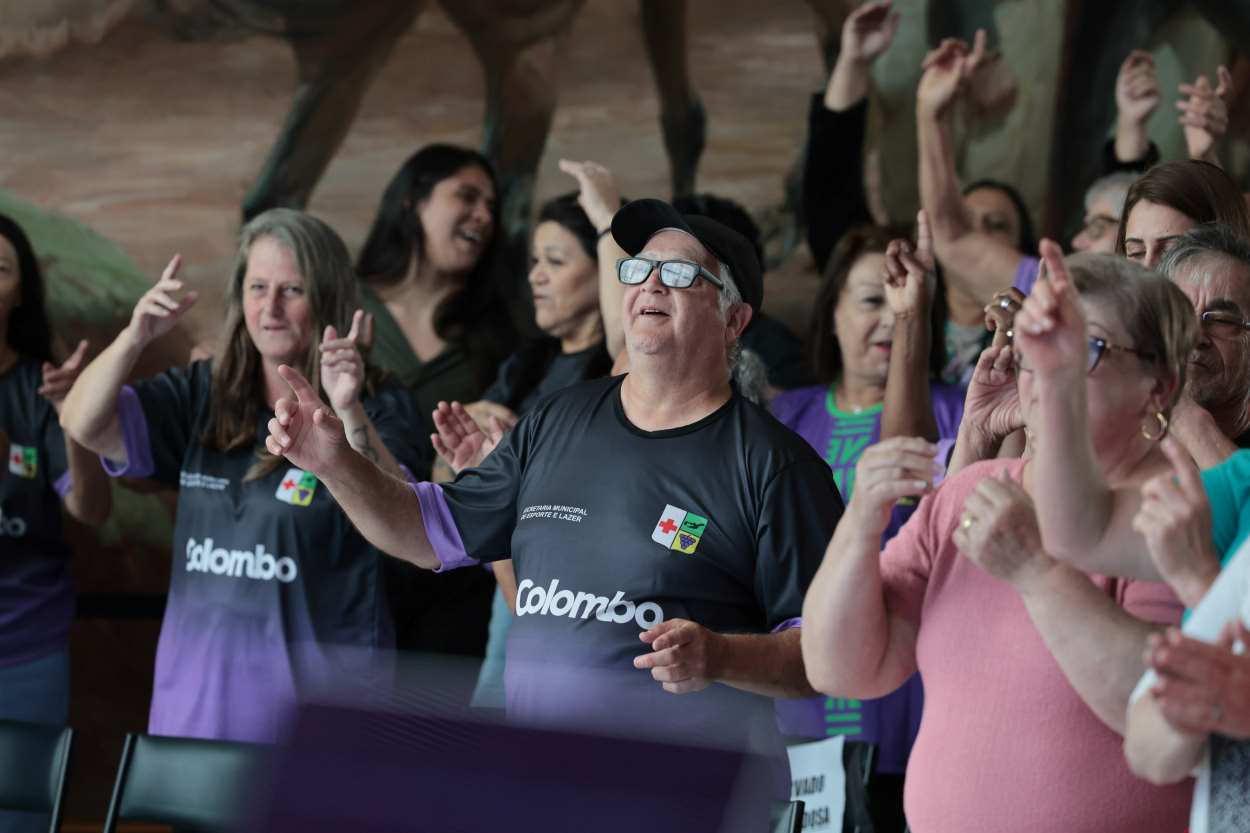 Bolsa de meio salário é criada para cuidadores de idosos no Paraná