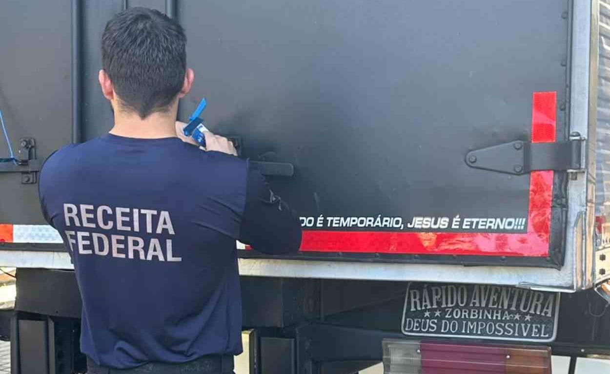 RF apreende caminhão de remédios com 180 iPhones e 2.500 cigarros eletrônicos em Foz do Iguaçu
