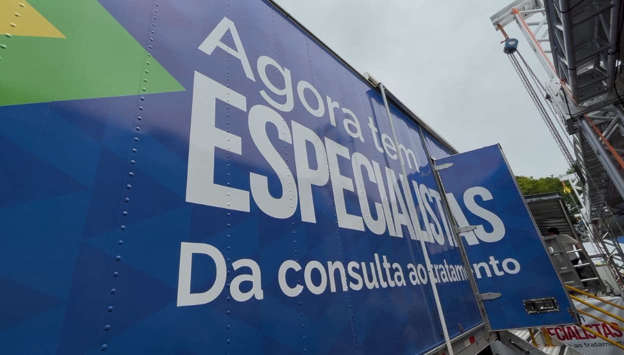 Foz do Iguaçu recebe carreta de especialidades do governo federal